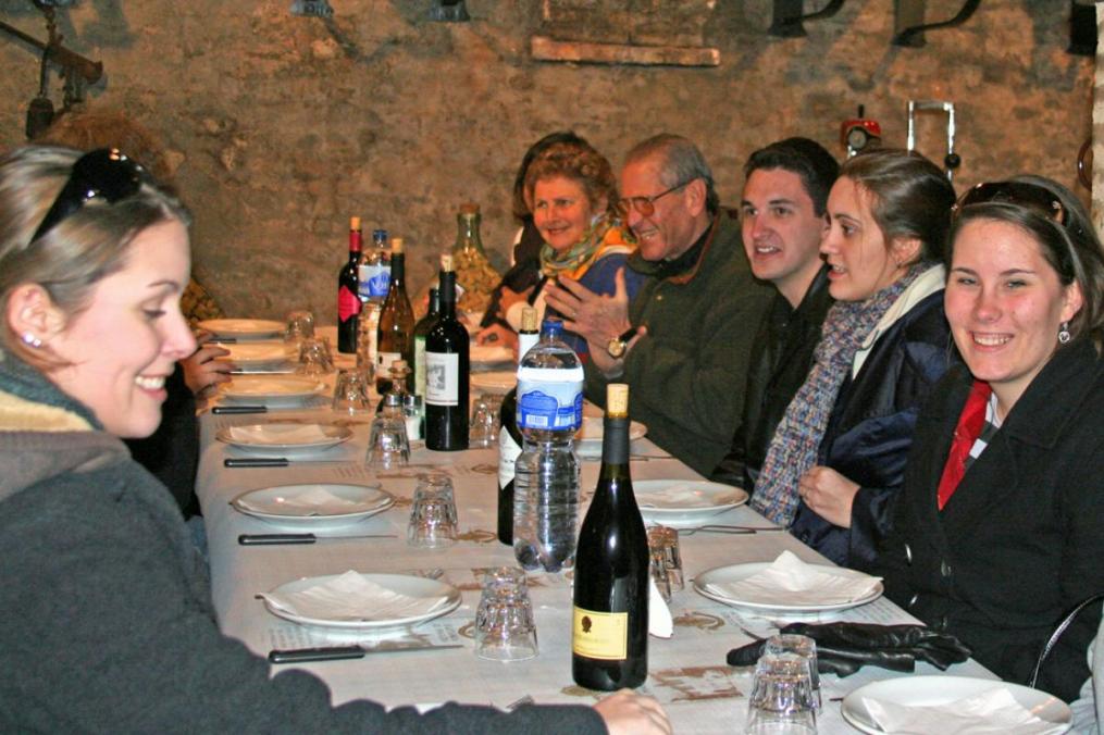 Dr. Diamond and his Field Period® travelers share a meal during the 2008-09 group trip to Italy. 