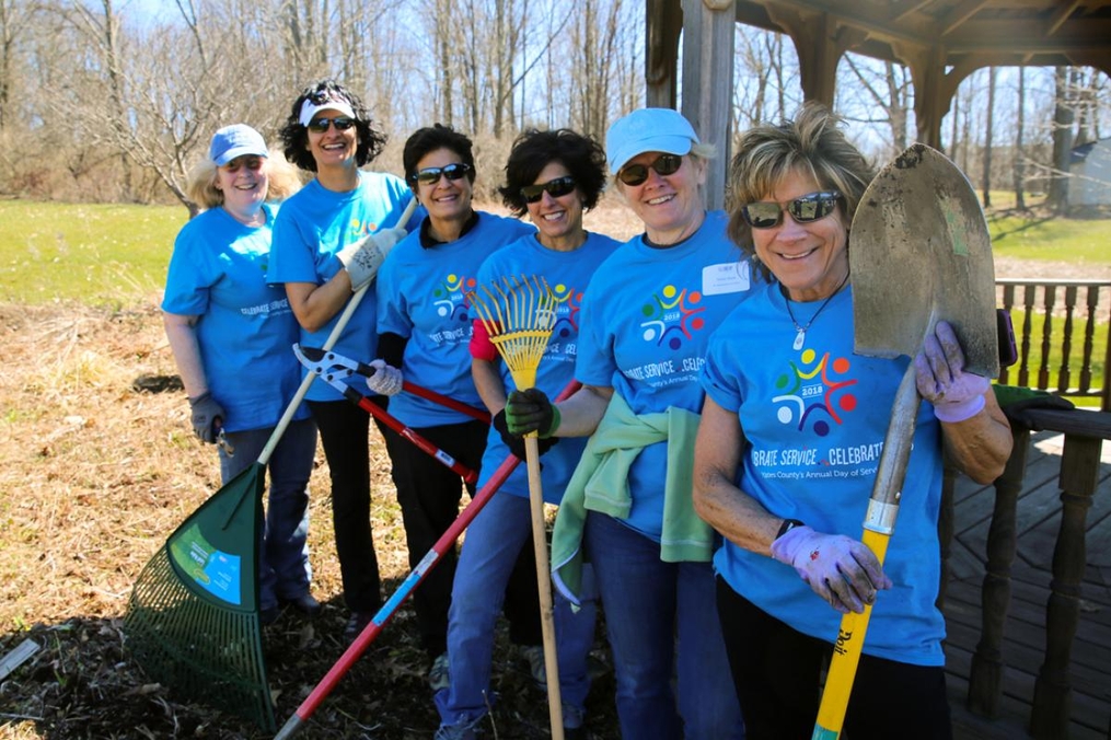 volunteers raking leaves