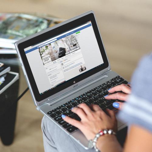 An English degree student helps on social media.